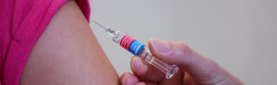 Вакцинация работника: нужно ли выделять для неё отдельный оплачиваемый день и как это оформить