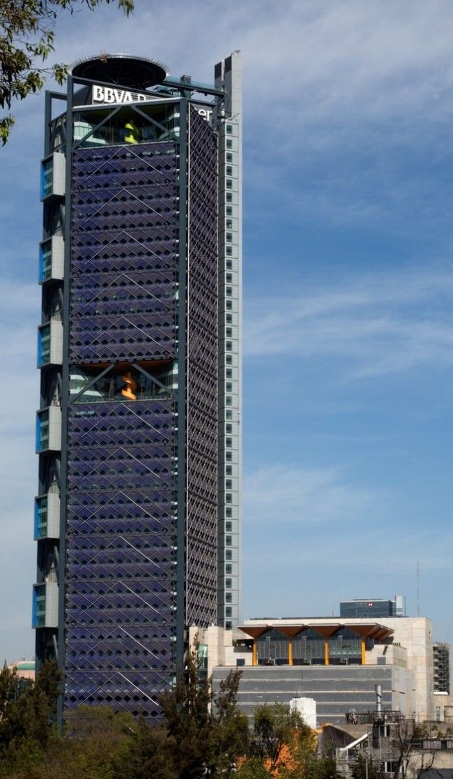Металл это красиво: штаб-квартира BBVA BancomerВ 2016 году в Мехико построен 50-этажный небоскреб - штаб-квартира банка BBVA Bancomer. По задумке авторов проекта в планировке здания высотой высотой 235 метров и общей площадью 189 тыс. кв. м переосмыслен традиционный подход к организации офисного пространства, площадь которого здесь составляет 78,8 тыс. кв. м.Достигается это за счет неординарного решения: на каждом девятом ярусе башни расположены открытые сады, откуда можно полюбоваться панорамными видами Мехико. Сады занимают пространство трех обычных этажей и объединяют прилегающие офисные уровни в «вертикальную деревню», суть которой в том,чтобы помогать сотрудникам устанавливать контакты друг с другом и объединять их в сообщество.Максимально свободные планы офисов также способствуют созданию комфортной рабочей атмосферы для всех 4 500 работников банка.