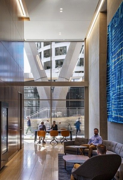 Pickard Chilton - дом на ножках в СиэтлеВ 2020 году в Сиэтле (США) построено многофункциональное здание "на ножках" Pickard Chilton по проекту архитектурной студии 2+U. Здание высотой 160 метров состоит из двух блоков: 19-этажного подиума и 38-этажной высотной части. При этом основная часть здания начинается с отметки 25 метров и опирается на ряд V-образных пилонов, что напоминает конструктивистские решения московских и ленинградских зданий на ножках ("Дом Авиаторов" в Москве, дома на Новосмоленской набережной в СПб и другие).Такое решение обусловлено несколькими причинами. Строительство в мегаполисах связано с жесткими ограничениями пятна застройки. Разрешение на строительство в обязательном порядке дополняется требованиями к благоустройству территории, которая фактически отсутствует. В проекте Pickard Chilton здание располагается на пересечении пешеходных потоков и велосипедных дорожек, которые архитекторы сохранили, подняв основную часть конструкций высоко над землей. Общая площадь свободного общественного пространства благодаря такому решению составила 2200 квадратных метров.Кроме этого, удалось сохранить историческое 4-этажное кирпичное здание 1890 года постройки, которое располагалось в зоне строительства небоскреба. В непосредственной близости расположены еще четыре малоэтажных здания, и нижняя часть небоскреба в уровне пилонов, выполнена в стилистике этих зданий.