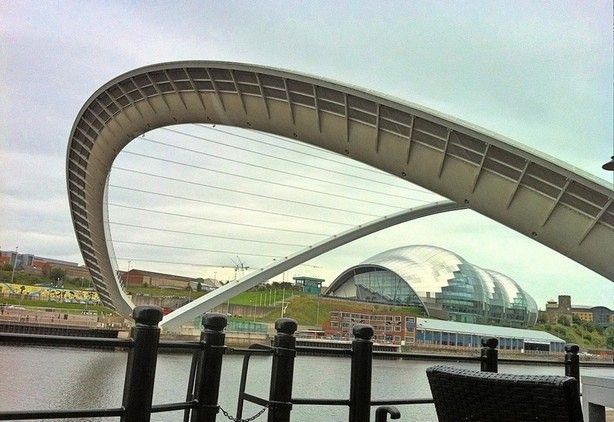 Наклоняющийся мост Gateshead Millennium Bridge в Северной АнглииНаклоняющийся мост, возведенный в 2001 году над рекой Tyne в городе Ньюкасл-апон-Тайн (Северная Англия) по проекту архитектурной студии Wilkinson Eyre и конструкторской фирмы Gifford считается первым в мире мостом подобной конструкции. В основе конструкции моста - две стальные арки. В обычном состоянии одна из арок находится в вертикальном положении, а по другой, расположенной горизонтально движутся пешеходы и велосипедисты.Когда к мосту приближается высокое судно, неспособное пройти под горизонтальной частью, обе арки единым блоком поворачиваются на 40° вокруг оси, соединяющей их концы: пешеходно-велосипедная палуба моста поднимается, а верхняя арка, наоборот, опускается, увеличивая зазор между конструкцией и водой. Поворот длится около 4,5 минут, а когда он завершается, две арки оказываются в равновесно-поднятом положении, в котором верхние точки арок возвышаются над поверхностью воды на 25 метров.