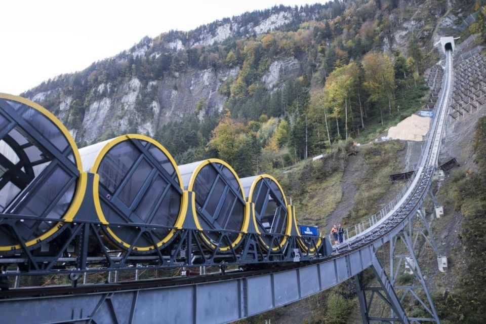 Cамый крутой фуникулер в миреВ 2017 году в Швейцарии запущена линия фуникулера Швиц-Штоос, которая имеет самый крутой подъем в мире. Угол наклона рельсового пути составляет 110% (почти 48 градусов).Линия протяженностью 1547 м преодолевает перепад по высоте 743 м. Трасса пересекает три тоннеля. Поскольку уклон по длине трассы значительно изменяется, в конструкции фуникулера предусмотрены четыре вращающиеся кабины: таким образом, пассажиры всегда остаются в вертикальном положении.Каждая из четырех кабин фуникулера рассчитана на 8 человек. Состав приводится в движение лебедкой, оборудованной электрическим двигателем АВВ мощностью 1,2МВт. Скорость движения - 36 км/ч.