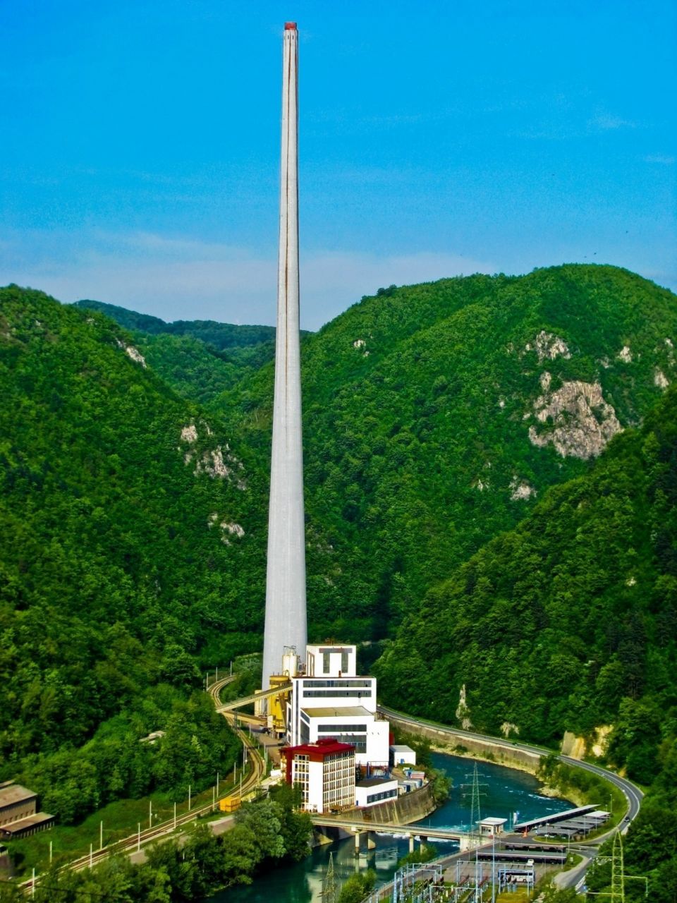 Самая высокая труба ЕвропыНа фото - Trboveljski dimnik (Trbovlje Chimney), труба на тепловой электростанции в городе Трбовле, расположенном в центральной части Словении на реке Сава.ТЭС возведена в 1915 году, и с тех пор неоднократно модернизировалась и реконструировалась. В настоящее время электростанция состоит из двух блоков: первый блок мощностью 125 МВт — паросиловой, отвечающий за производство электроэнергии и использующий бурый уголь в качестве топлива; второй блок (мощностью 63 МВт) — газовый, также производит электроэнергию и использует природный газ в качестве резервного топлива.Дымовая труба на фото, построенная в рамках очередной реконструкции, построена в 1976 году и является самой высокой в Европе. Её высота составляет 360 м, расход бетона — 11866 м³, расход арматуры - 1079 т. Строительство завершилось всего за 210 дней.Кстати, самая высокая труба в мире - 419,7 м - расположена на Экибастузской ГРЭС-2 в Казахстане.