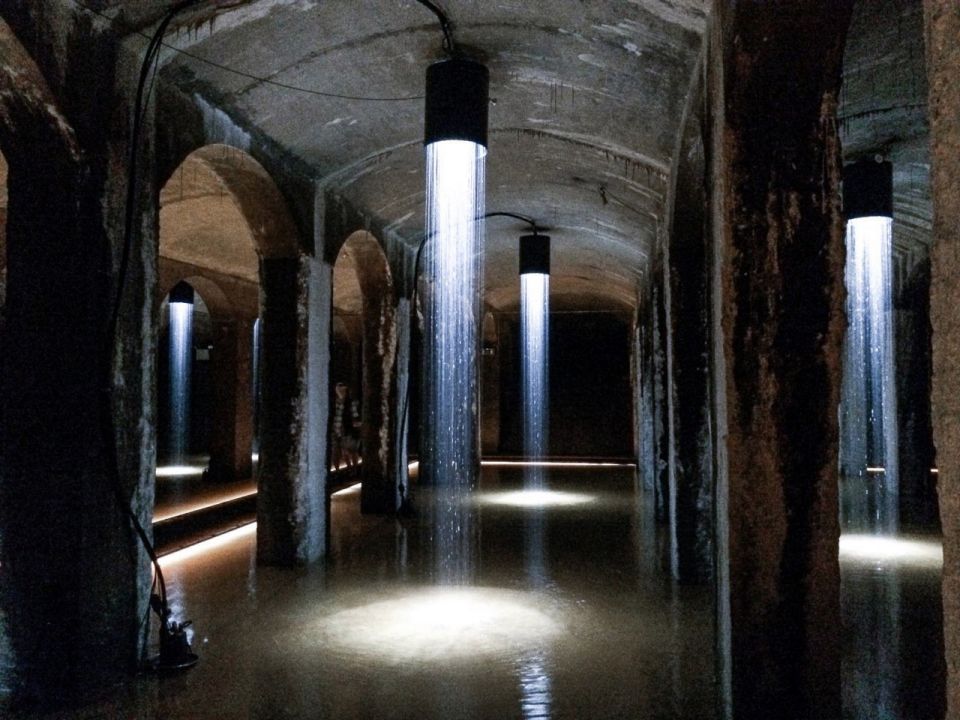 Подземное водохранилище КопенгагенаПод Холмом Фредериксберга в сердце копенгагенского парка Сондермаркен расположено большое подземное водохранилище, когда-то вмещавшее до 16 миллионов литров воды на нужды жителей Копенгагена. Но в наше время Цистерна выполняет совсем другие функции — в ней размещена необычная картинная галерея.До строительства Цистерны в 19 веке у Копенгагена были серьезные проблемы с водой. Ко всему прочему, источник воды был сильно загрязнен, и подавать её на верхние этажи постоянно растущего города становилось все труднее. Эпидемия холеры в 1853 унесла жизни больше 4,700 жителей, после чего было принято решение построить новое водохранилище. Таким образом удалось значительно улучшить качество питьевой воды Копенгагена.Холм Фредериксберга был выбран в качестве местоположения для нового водохранилища из-за его высоты, и раскопки начались в 1856 году. Водохранилище было готово три года спустя. Первоначально оно было открытым, но в 1889 его покрыли бетонной крышей, чтобы свести к минимуму вероятность загрязнения и развития инфекций.Цистерна прекратила функционировать в качестве водохранилища в 1933, но вода в ней хранилась вплоть до 1981. В 1996 Копенгаген получил статус европейского Города Культуры, и посредством совместной инициативы между правительством города и меценатами, водохранилище превратилось в необычное выставочное пространство. С тех пор Цистерна принимала многочисленные выставки и презентации мирового масштаба.Площадь галереи составляет 4,320 квадратных метров. С потолка высотой 4.2 метра свисают сталактиты и сталагмиты, которые сформировались в результате столетий отложения минералов и соли. Даже после преобразования цистерны в музей, эти изящные структуры все еще безмятежно свисают с потолка.