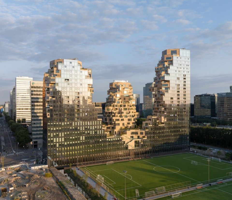 В Амстердаме открылся "скульптурный" жилой комплекс Valley TowersЖилой комплекс Valley Towers, спроектированный голландским архитектурным бюро MVRDV, состоит из трех башен высотой 67, 81 и 100 метров. Комплекс выделяется своей необычной архитектурой со скульптурным профилем, множеством консольных выступов и открытых озелененных террас.Общая площадь комплекса составляет 75000 квадратных метров и, фактически, он представляет собой небольшой городской район со всей инфраструктурой, необходимой для жизни и работы. Нижние этажи занимают торговые точки, офисная часть выделяется строгими стеклянными фасадами, а жилые блоки имеют открытые части - дворики и террасы.Всего в здании находятся 198 квартир, большая часть из которых имеет уникальную планировку c эксклюзивным дизайном интерьера. В верхней части самой высокой башни расположен ресторан Sky Bar. В уровне пятого этажа размещен общедоступный парк, также обильно озелененный. Всего в проекте предусмотрена посадка более 13500 растений, кустарников и деревьев.В зданиях использован широкий спектр современных "зеленых" технологий и умных решений. Офисные и коммерческие блоки имеют сертификат BREEAM-NL Excellent, а жилая часть получила оценку 8 из 10 по версии национальной системы GPR Building Scale, которая предусматривает оценку зданий в пяти категориях: энергоэффективность, окружающая среда, здоровье, качество жизни и ценность недвижимости в будущем.