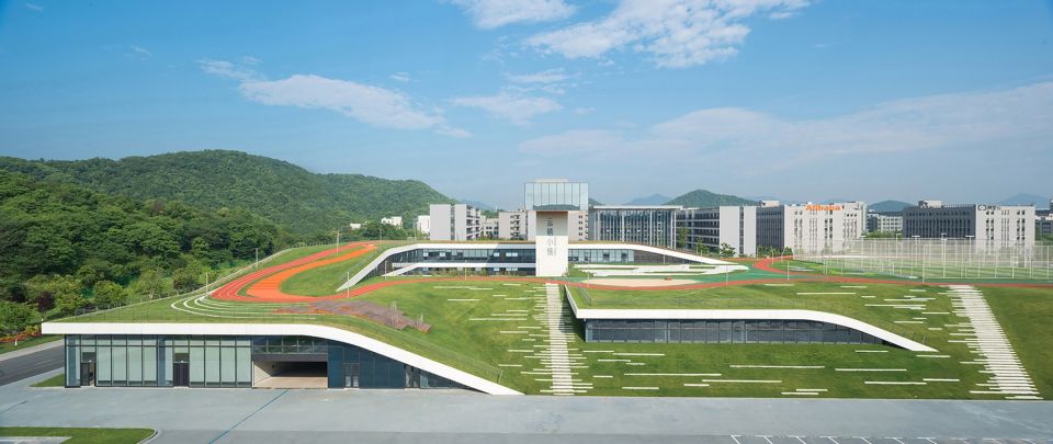 Масштабный проект с парком на крыше реализован в ГанчжоуВ Ганчжоу (Китай) завершена вторая очередь Hangzhou Cloud Town - многофункционального спортивно-выставочного комплекса. В рамках проекта здание было расширено на 66000 м2, а весь комплекс накрыт грандиозной зеленой крышей-парком.