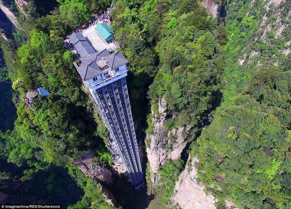 Самый высокий в мире лифтСамый высокий в мире лифт, Байлун, расположен в горах национального парка Чжанцзяцзе в провинции Хунань, Китай. Сооружение предназначено для подъема туристов на высоту 360 метров, на смотровую площадку на вершине горы.Конструкция лифта включает в себя три двухэтажные кабины г/п 3,75 т каждая. Сооружение оборудовано сейсмическими датчиками, при срабатывании которых лифты должны в кратчайшие сроки эвакуировать всех людей вниз. Очередь на лифт может достигать четырёх часов.Лифт Байлун отмечен в Книге рекордов Гиннеса в нескольких номинациях. Так, на момент сдачи в эксплуатацию, он считался самым высокоскоростным пассажирским лифтом (время подъема на вершину занимает менее двух минут) с самой большой грузоподъемностью.Строительство лифта началось в октябре 1999 года, а в 2002 году он был открыт для посещения. Влияние лифта на экологию являлось предметом широкого обсуждения, так как в 2002 году природный парк получил статус объекта всемирного наследия. Работа лифта приостанавливалась на 10 месяцев в 2002—2003 годах из-за проблем с безопасностью.