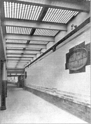 История "Световых люков"Световые люки (Pavement lights (UK), vault lights (US)), как метод дневного освещения подвальных помещений, были особенно популярны в конце XIX века, когда электрическое освещение ещё не было доступным и относительно дешевым.Идея световых люков, по которым можно ходить, появилась около 1840-х на кораблях, затем перебралась на городские тротуары и просуществовала примерно до 1930-х. Специальные призмы, вмонтированные в тяжелые крышки, улавливали и направляли дневной свет вглубь подземных помещений. По такому принципу было организовано дневное освещение первых станций метро в Нью-Йорке.Некоторые световые люки эксплуатируются и по сей день, выполняя функцию освещения и являясь предметом истории инженерной мысли.