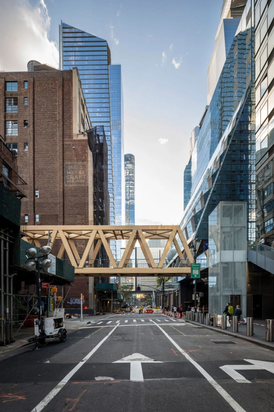 В Нью Йорке дополнили знаменитую эстакаду High Line новым фрагментом из клееной древесиныTimber Bridge - мост из клееной древесины, соединяющий парк High Line, расположенный на бывшей железнодорожной эстакаде, с Пенсильванским вокзалом. Проект разработан архитектурной студией Skidmore, Owings and Merrill (SOM) в сотрудничестве с James Corner Field Operations.128-тонное двухсекционное сооружение, выполненное из бруса Глулам, длиной 92 метра пересекает целый квартал. Деревянные пролетные конструкции опираются на Y-образные стальные пилоны высотой 8 м.