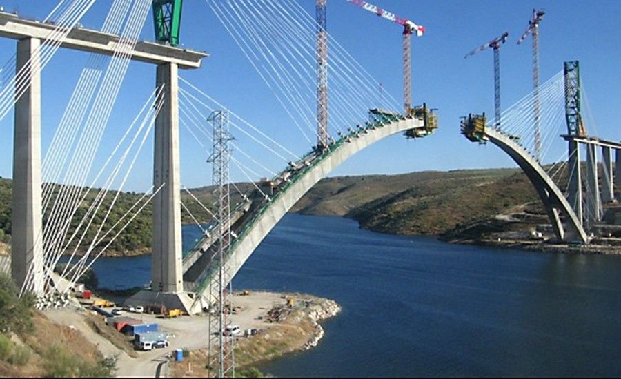 Крупнейший железобетонный мост арочного типа возведен в ИспанииВ начале августа 2016 г. завершилось строительство крупнейшего в мире арочного бетонного железнодорожного моста, длина которого достигает 384 метра. Мост возведен на водохранилище Алькантара в западной части Испании и является очередным звеном растущей сети высокоскоростных железных дорог страны.При проектировании рассматривались различные варианты конструкции, в том числе и стальной вантовый мост, говорит Пабло Хименес, руководитель проекта. Однако, при сравнении вариантов наиболее эффективной и экономичной конструкцией оказалась бетонная арка.Изначально планировалось, что строительство будет длиться 32 месяца, начиная с февраля 2011 года Но позднее график был скорректирован с учетом урезанного бюджета с продлением срока до августа 2016 года.