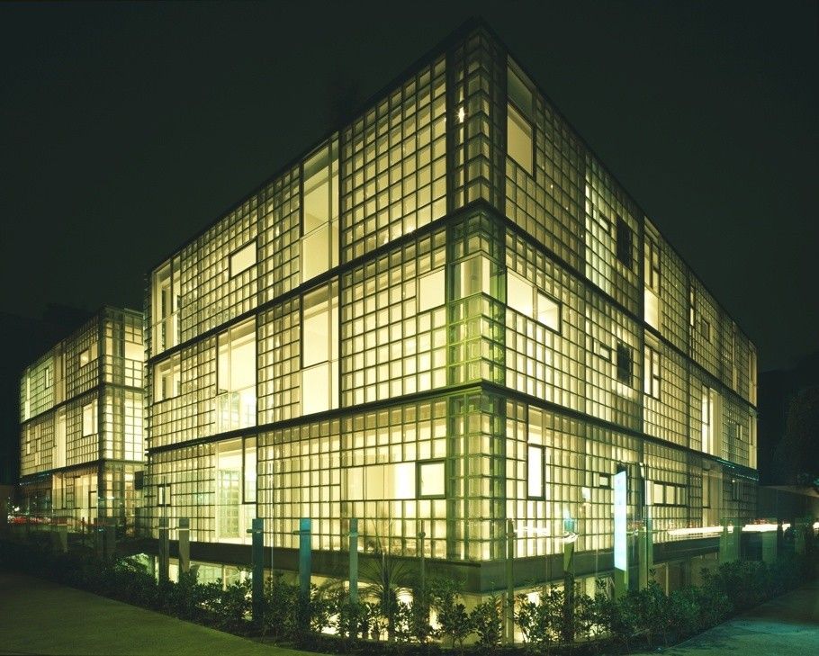 Дом из стеклоблоков в СШАНеобычное здание, ограждающие конструкции которого выполнены полностью из стеклоблоков, построено в штате Нью-Мексико, США, в 2005 году по проекту архитектурной студии Central de Arquitectura. Здание имеет смешанный стальной и железобетонный каркас, а из стеклоблоков выполнены самонесущие стены и перегородки.В некоторых случаях использованы стеклоблоки с прозрачным стеклом, а в некоторых (например для организации личных пространств, санузлов и т.д.) - с матовым, пропускающим 50% света.Здание - трехэтажное с дополнительным цокольным этажом, который занимает парковка. Здание состоит из двух жилых блоков прямоугольной в плане формы, объединенных общим вестибюлем с лестничной клеткой.