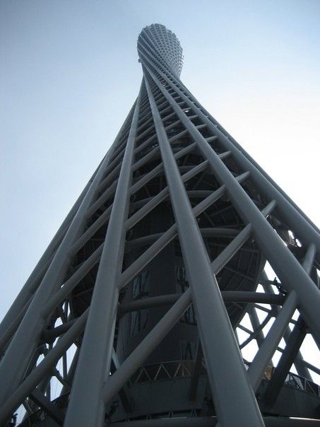 Башня Кантон в ГуанчжоуТелевизионная Башня Кантон, расположенная в Гуанчжоу, Китай - второе по высоте сооружение в мире среди подобных. Построена в 2005—2010 годах компанией ARUP к Азиатским Играм 2010 года. Высота телебашни составляет 610 метров. До высоты 460 метров башня возведена в виде комбинации центрального ядра с гиперболоидной несущей сетчатой оболочкой в традициях русского инженера В. Г. Шухова.Сетчатая оболочка башни выполнена из стальных труб большого диаметра. Башню венчает стальной шпиль высотой 160 метров. Сооружение предназначено для трансляции ТВ- и радио-сигналов, а также для обзора панорамы Гуанчжоу и рассчитана на приём 10 000 туристов в день.На высотах 33, 116, 168 и 449 метров расположены застеклённые обзорные площадки, на высоте 488 метров расположена открытая обзорная платформа. Вращающиеся рестораны находятся на высотах 418 и 428 метров.