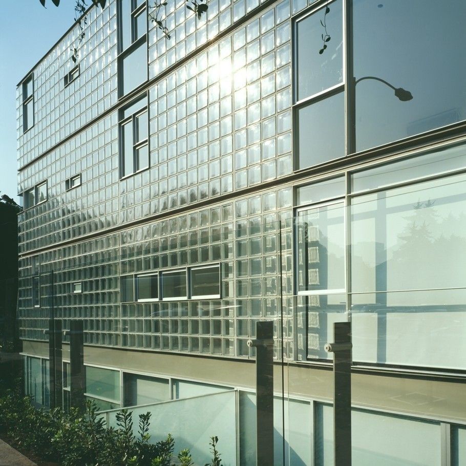Дом из стеклоблоков в СШАНеобычное здание, ограждающие конструкции которого выполнены полностью из стеклоблоков, построено в штате Нью-Мексико, США, в 2005 году по проекту архитектурной студии Central de Arquitectura. Здание имеет смешанный стальной и железобетонный каркас, а из стеклоблоков выполнены самонесущие стены и перегородки.В некоторых случаях использованы стеклоблоки с прозрачным стеклом, а в некоторых (например для организации личных пространств, санузлов и т.д.) - с матовым, пропускающим 50% света.Здание - трехэтажное с дополнительным цокольным этажом, который занимает парковка. Здание состоит из двух жилых блоков прямоугольной в плане формы, объединенных общим вестибюлем с лестничной клеткой.