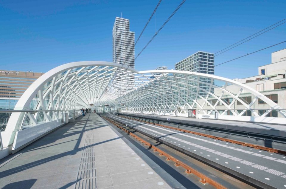 Lightrailstation - железнодорожный вокзал в Гааге (Нидерланды)Новый городской железнодорожный вокзал в голландском городе Гааге решен в легких и светлых металлических конструкциях. Объект состоит из повышенного железнодорожного пути на эстакаде с двумя ветками пригородных монорельсов и здания зала ожидания. Железнодорожная эстакада с посадочными площадками имеет скульптурный внешний вид и, по мнению разработчиков проекта, архитектурной студии ZJA, органично вписывается в городской контекст.Параметрический навес эстакады является главной особенностью проекта и предметом гордости архитекторов. Его динамичная форма является не дизайнерским изыском, а результатом математического моделирования, направленного на получение наиболее экономичной с точки зрения материалоемкости конструкции. Навес имеет двойное остекление из многослойных панелей прямоугольной формы, изогнутых методом холодного гиба.