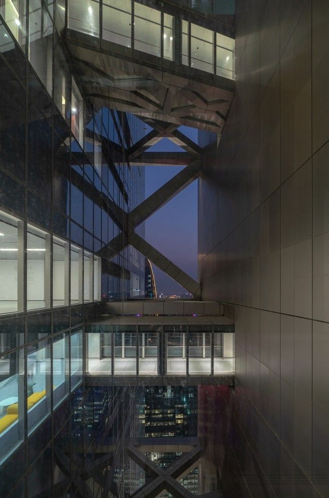 Hanking Center - небоскреб с выделенным ядромЗдание Hanking Center - небоскреб категории supertall, возведенный в деловом районе Наньшань города Шэньчжэнь (Китай) в 2018 году с постепенным вводом в эксплуатацию до конца 2021 года. Здание построено по проекту американской архитектурной фирмы Morphosis.Главная особенность здания - выделенное ядро, позволяющее организовать максимально свободные и гибкие пространства этажей. При высоте 359 м, в настоящее время это самое высокое здание такого типа в мире. Всего башня насчитывает 65 надземных этажей + 5 подземных. Основное пространство занимают офисы, также имеются торговые помещения, рестораны и зимний сад.#небоскребы #китай