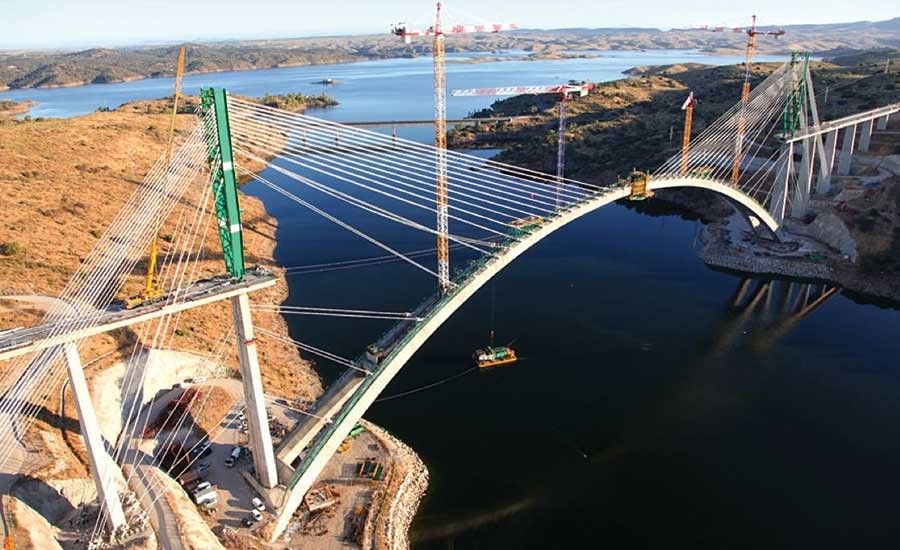 Крупнейший железобетонный мост арочного типа возведен в ИспанииВ начале августа 2016 г. завершилось строительство крупнейшего в мире арочного бетонного железнодорожного моста, длина которого достигает 384 метра. Мост возведен на водохранилище Алькантара в западной части Испании и является очередным звеном растущей сети высокоскоростных железных дорог страны.При проектировании рассматривались различные варианты конструкции, в том числе и стальной вантовый мост, говорит Пабло Хименес, руководитель проекта. Однако, при сравнении вариантов наиболее эффективной и экономичной конструкцией оказалась бетонная арка.Изначально планировалось, что строительство будет длиться 32 месяца, начиная с февраля 2011 года Но позднее график был скорректирован с учетом урезанного бюджета с продлением срока до августа 2016 года.
