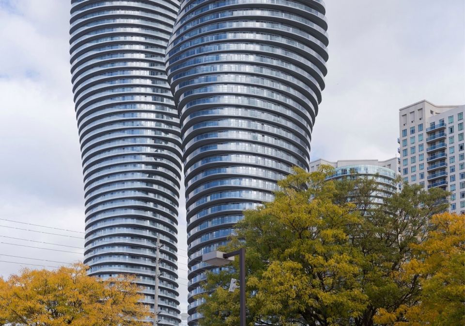 Башни Absolute World в ТоронтоБашни Absolute World построены в пригороде Торонто, Миссиссоге, в период с 2007 по 2012 годы по проекту пекинской архитектурной фирмы MAD Architects. Сразу после завершения строительства эти башни получили престижную американскую награду в номинации "Лучшее высотное здание 2012". Благодаря особому дизайну эти башни имеют и неофициальное название - "Мэрилин Монро".Первая башня состоит из 56 этажей, высотой 170 метров, а вторая – из 50 этажей, высотой 150 метров. Спроектированы башни так, что кажется, что они «вращаются» - по центру здания сужаются и, при этом, этажи повернуты друг относительно друга (угол поворота самого верхнего этажа относительно самого нижнего составляет 209 градусов).При проектировании башен не было задачи подчеркнуть их высоту: основной задачей являлось сделать их гармоничной частью городского пейзажа. Благодаря конструктивным особенностям непрерывные балконы окружают все здание, устраняя вертикальные барьеры, традиционно используемые в архитектуре высотных зданий. Визуально башни «вращаются» в различных проекциях на разных уровнях, сочетаясь с окружающими пейзажами.Сам автор проекта Ма Янсонг так говорит о своем детище: «Когда люди находятся на центральных этажах зданий, они чувствуют себя бесконечно связанными с природой, небом и океаном, эмоционально. И я уверен, через 100 или 200 лет, когда люди придут туда, они будут чувствовать то же самое».