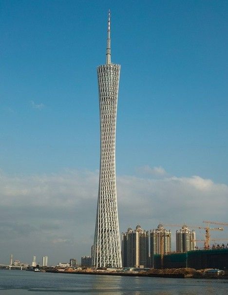 Башня Кантон в ГуанчжоуТелевизионная Башня Кантон, расположенная в Гуанчжоу, Китай - второе по высоте сооружение в мире среди подобных. Построена в 2005—2010 годах компанией ARUP к Азиатским Играм 2010 года. Высота телебашни составляет 610 метров. До высоты 460 метров башня возведена в виде комбинации центрального ядра с гиперболоидной несущей сетчатой оболочкой в традициях русского инженера В. Г. Шухова.Сетчатая оболочка башни выполнена из стальных труб большого диаметра. Башню венчает стальной шпиль высотой 160 метров. Сооружение предназначено для трансляции ТВ- и радио-сигналов, а также для обзора панорамы Гуанчжоу и рассчитана на приём 10 000 туристов в день.На высотах 33, 116, 168 и 449 метров расположены застеклённые обзорные площадки, на высоте 488 метров расположена открытая обзорная платформа. Вращающиеся рестораны находятся на высотах 418 и 428 метров.