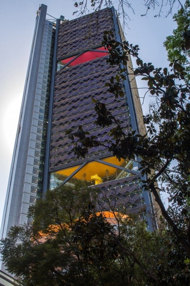 Металл это красиво: штаб-квартира BBVA BancomerВ 2016 году в Мехико построен 50-этажный небоскреб - штаб-квартира банка BBVA Bancomer. По задумке авторов проекта в планировке здания высотой высотой 235 метров и общей площадью 189 тыс. кв. м переосмыслен традиционный подход к организации офисного пространства, площадь которого здесь составляет 78,8 тыс. кв. м.Достигается это за счет неординарного решения: на каждом девятом ярусе башни расположены открытые сады, откуда можно полюбоваться панорамными видами Мехико. Сады занимают пространство трех обычных этажей и объединяют прилегающие офисные уровни в «вертикальную деревню», суть которой в том,чтобы помогать сотрудникам устанавливать контакты друг с другом и объединять их в сообщество.Максимально свободные планы офисов также способствуют созданию комфортной рабочей атмосферы для всех 4 500 работников банка.