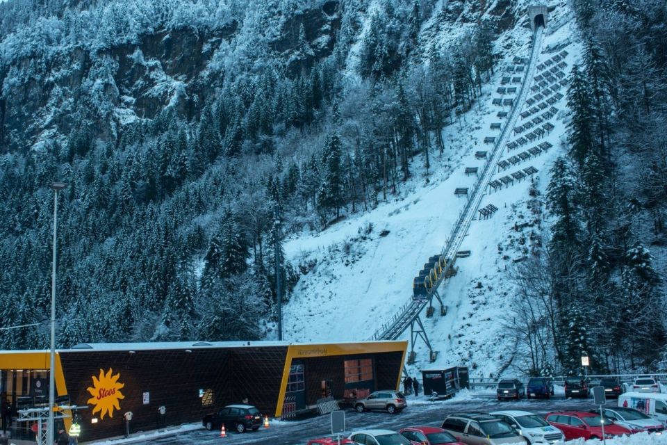 Cамый крутой фуникулер в миреВ 2017 году в Швейцарии запущена линия фуникулера Швиц-Штоос, которая имеет самый крутой подъем в мире. Угол наклона рельсового пути составляет 110% (почти 48 градусов).Линия протяженностью 1547 м преодолевает перепад по высоте 743 м. Трасса пересекает три тоннеля. Поскольку уклон по длине трассы значительно изменяется, в конструкции фуникулера предусмотрены четыре вращающиеся кабины: таким образом, пассажиры всегда остаются в вертикальном положении.Каждая из четырех кабин фуникулера рассчитана на 8 человек. Состав приводится в движение лебедкой, оборудованной электрическим двигателем АВВ мощностью 1,2МВт. Скорость движения - 36 км/ч.