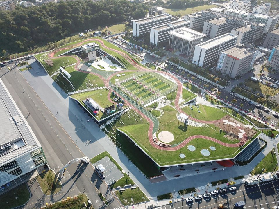 Масштабный проект с парком на крыше реализован в ГанчжоуВ Ганчжоу (Китай) завершена вторая очередь Hangzhou Cloud Town - многофункционального спортивно-выставочного комплекса. В рамках проекта здание было расширено на 66000 м2, а весь комплекс накрыт грандиозной зеленой крышей-парком.