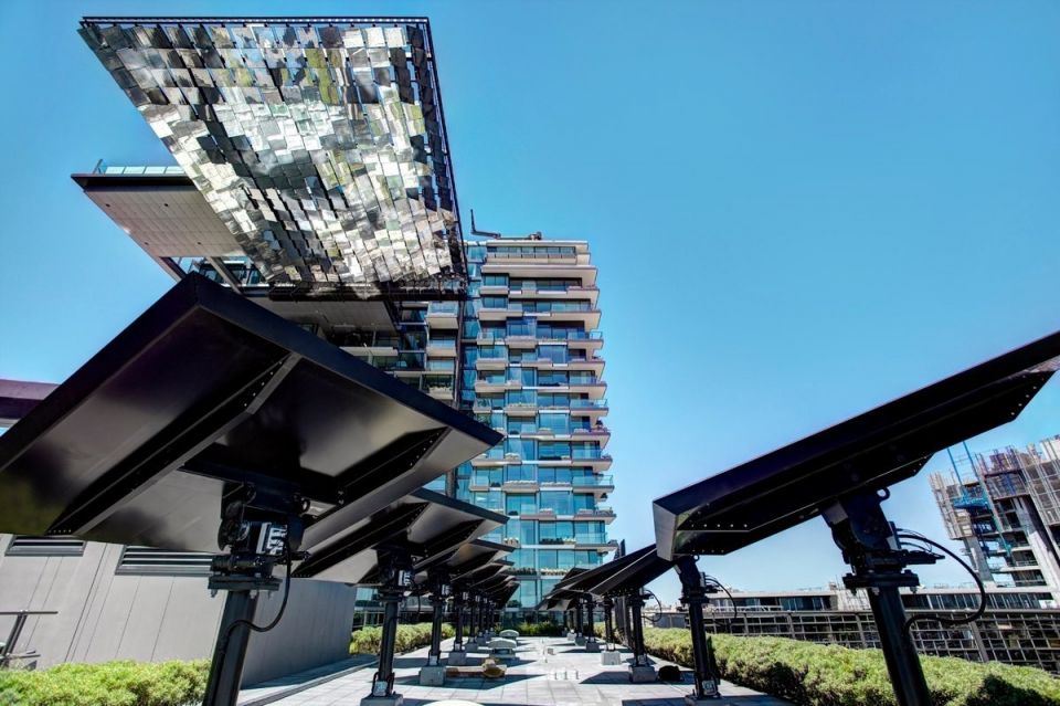 Консольный гелиостат комплекса One Central Park в СиднееOne Central Park (OCP) является знаковым проектом в реконструкции территории Carlton & United Brewery в Сиднее, Австралия. Целью проекта, воплощенного в 2014 году, являлось внедрение в жизнь самых высоких стандартов устойчивого и зеленого развития в жилом строительстве.Комплекс представлен двумя башнями, возвышающимися над четырехэтажным торговым центром. По сути, это самый высокий на планете вертикальный сад. Для создания сада на фасадах зданий высотой 116 и 65 метров использовалось 360 видов неприхотливых и устойчивых к сильному ветру растений."Эксклюзивный" элемент комплекса - 40-метровый консольный выступ на высокой башне, в который вмонтировано 320 моторизированных отражателей для перенаправления солнечных лучей от 40 других гелиостатов, расположенных на кровле более низкой башни. Это решение позволяет обеспечивать атриум между башнями, зону с бассейном и разбитый внизу парк достаточным количеством солнечного света круглый год, несмотря на то, что они находятся в тени.