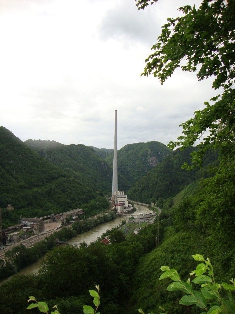 Самая высокая труба ЕвропыНа фото - Trboveljski dimnik (Trbovlje Chimney), труба на тепловой электростанции в городе Трбовле, расположенном в центральной части Словении на реке Сава.ТЭС возведена в 1915 году, и с тех пор неоднократно модернизировалась и реконструировалась. В настоящее время электростанция состоит из двух блоков: первый блок мощностью 125 МВт — паросиловой, отвечающий за производство электроэнергии и использующий бурый уголь в качестве топлива; второй блок (мощностью 63 МВт) — газовый, также производит электроэнергию и использует природный газ в качестве резервного топлива.Дымовая труба на фото, построенная в рамках очередной реконструкции, построена в 1976 году и является самой высокой в Европе. Её высота составляет 360 м, расход бетона — 11866 м³, расход арматуры - 1079 т. Строительство завершилось всего за 210 дней.Кстати, самая высокая труба в мире - 419,7 м - расположена на Экибастузской ГРЭС-2 в Казахстане.