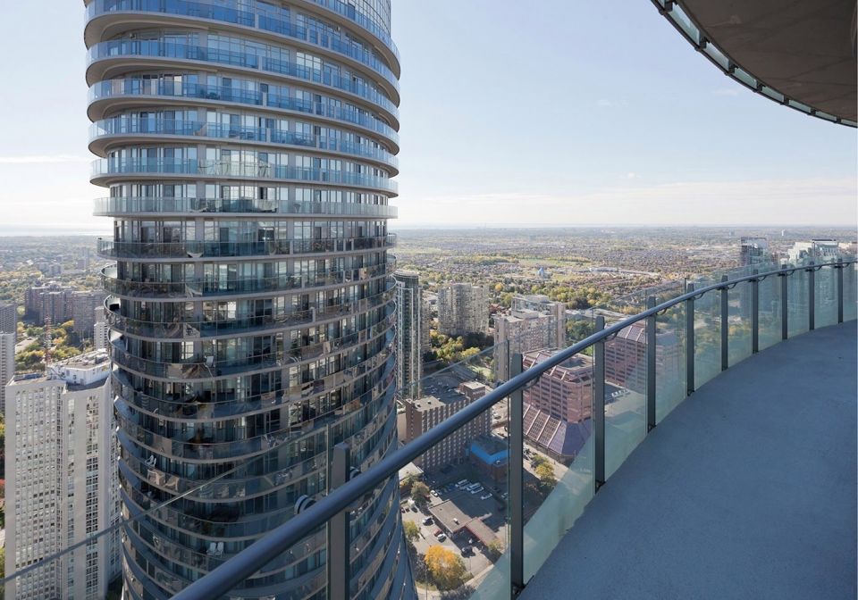 Башни Absolute World в ТоронтоБашни Absolute World построены в пригороде Торонто, Миссиссоге, в период с 2007 по 2012 годы по проекту пекинской архитектурной фирмы MAD Architects. Сразу после завершения строительства эти башни получили престижную американскую награду в номинации "Лучшее высотное здание 2012". Благодаря особому дизайну эти башни имеют и неофициальное название - "Мэрилин Монро".Первая башня состоит из 56 этажей, высотой 170 метров, а вторая – из 50 этажей, высотой 150 метров. Спроектированы башни так, что кажется, что они «вращаются» - по центру здания сужаются и, при этом, этажи повернуты друг относительно друга (угол поворота самого верхнего этажа относительно самого нижнего составляет 209 градусов).При проектировании башен не было задачи подчеркнуть их высоту: основной задачей являлось сделать их гармоничной частью городского пейзажа. Благодаря конструктивным особенностям непрерывные балконы окружают все здание, устраняя вертикальные барьеры, традиционно используемые в архитектуре высотных зданий. Визуально башни «вращаются» в различных проекциях на разных уровнях, сочетаясь с окружающими пейзажами.Сам автор проекта Ма Янсонг так говорит о своем детище: «Когда люди находятся на центральных этажах зданий, они чувствуют себя бесконечно связанными с природой, небом и океаном, эмоционально. И я уверен, через 100 или 200 лет, когда люди придут туда, они будут чувствовать то же самое».