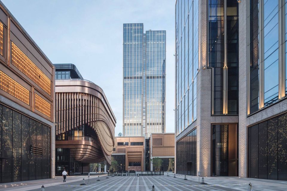Динамический фасад здания художественного центра в ШанхаеДинамический фасад – главная особенность трехэтажного здания художественного центра Fuson Foundation, возведенного в Шанхае в 2017 году по проекту архитектурных студий Нормана Фостера и Томаса Хизервика.Фасад имеет «вуаль», состоящую 675 бронзовых труб длиной от 2 до 16 метров, расположенных в три слоя и подвешенных вертикально к направляющим карниза. Приводимый в движение специальным механизмом, каждый из слоев «вуали» циклично перемещается в заданном направлении с определенной скоростью. Вследствие этого фасад может иметь различные степени прозрачности – от полностью закрытого до частично открытого.На 4000 квадратных метров центра размещены многофункциональные общественные пространства, предназначенные для выставок, встреч, выступлений и форумов.#фасады #китай