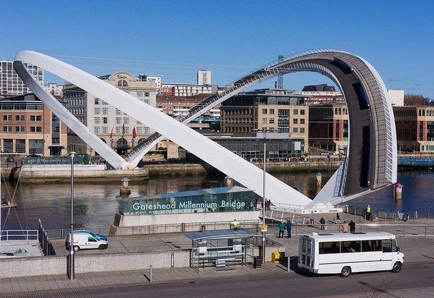 Наклоняющийся мост Gateshead Millennium Bridge в Северной АнглииНаклоняющийся мост, возведенный в 2001 году над рекой Tyne в городе Ньюкасл-апон-Тайн (Северная Англия) по проекту архитектурной студии Wilkinson Eyre и конструкторской фирмы Gifford считается первым в мире мостом подобной конструкции. В основе конструкции моста - две стальные арки. В обычном состоянии одна из арок находится в вертикальном положении, а по другой, расположенной горизонтально движутся пешеходы и велосипедисты.Когда к мосту приближается высокое судно, неспособное пройти под горизонтальной частью, обе арки единым блоком поворачиваются на 40° вокруг оси, соединяющей их концы: пешеходно-велосипедная палуба моста поднимается, а верхняя арка, наоборот, опускается, увеличивая зазор между конструкцией и водой. Поворот длится около 4,5 минут, а когда он завершается, две арки оказываются в равновесно-поднятом положении, в котором верхние точки арок возвышаются над поверхностью воды на 25 метров.