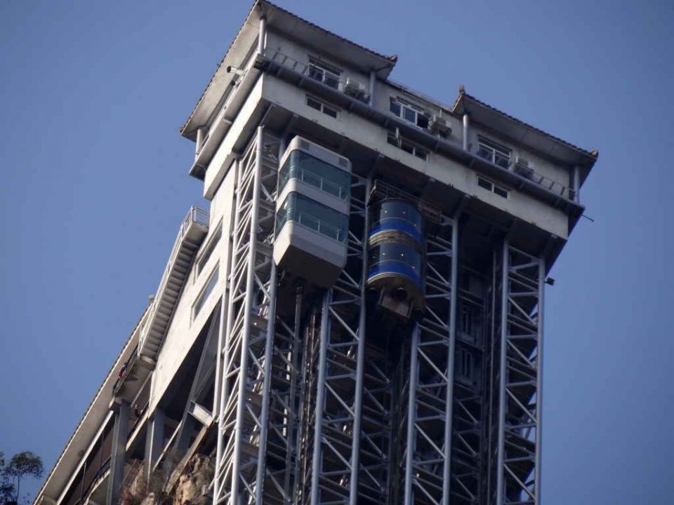 Самый высокий в мире лифтСамый высокий в мире лифт, Байлун, расположен в горах национального парка Чжанцзяцзе в провинции Хунань, Китай. Сооружение предназначено для подъема туристов на высоту 360 метров, на смотровую площадку на вершине горы.Конструкция лифта включает в себя три двухэтажные кабины г/п 3,75 т каждая. Сооружение оборудовано сейсмическими датчиками, при срабатывании которых лифты должны в кратчайшие сроки эвакуировать всех людей вниз. Очередь на лифт может достигать четырёх часов.Лифт Байлун отмечен в Книге рекордов Гиннеса в нескольких номинациях. Так, на момент сдачи в эксплуатацию, он считался самым высокоскоростным пассажирским лифтом (время подъема на вершину занимает менее двух минут) с самой большой грузоподъемностью.Строительство лифта началось в октябре 1999 года, а в 2002 году он был открыт для посещения. Влияние лифта на экологию являлось предметом широкого обсуждения, так как в 2002 году природный парк получил статус объекта всемирного наследия. Работа лифта приостанавливалась на 10 месяцев в 2002—2003 годах из-за проблем с безопасностью.