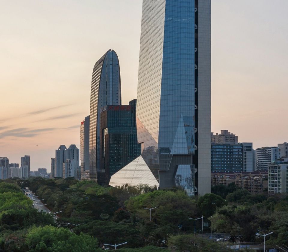 Hanking Center - небоскреб с выделенным ядромЗдание Hanking Center - небоскреб категории supertall, возведенный в деловом районе Наньшань города Шэньчжэнь (Китай) в 2018 году с постепенным вводом в эксплуатацию до конца 2021 года. Здание построено по проекту американской архитектурной фирмы Morphosis.Главная особенность здания - выделенное ядро, позволяющее организовать максимально свободные и гибкие пространства этажей. При высоте 359 м, в настоящее время это самое высокое здание такого типа в мире. Всего башня насчитывает 65 надземных этажей + 5 подземных. Основное пространство занимают офисы, также имеются торговые помещения, рестораны и зимний сад.#небоскребы #китай