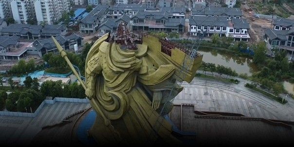 В Китае разбирают огромную статую Гуань ЮяОказалось, что статуя военачальника Гуань Юя, возведенная в китайской провинции Хубэй в 2016 году, не только портит облик города Цзинчжоу, но и построена с грубыми нарушениями законодательства.Как сообщает местная пресса, разрешение на строительство было оформлено только на постамент статуи, внутри которого разместили мемориальный комплекс, посвященный легендарному генералу эпохи троецарствия, а сама статуя высотой 54 метра, в разрешении не упоминалась. При этом, на территории города действует норма, запрещающая строительство зданий и сооружений, высотой более 24 метров.Несмотря на это, памятник простоял более пяти лет. Теперь же власти постановили демонтировать сооружение и переместить его на другое место, расположенное в 8 километрах от города. Работы по разборке статуи уже начались.В соответствии с проектом, работы по ее переносу оцениваются в 20 миллионов долларов. Масса статуи, выполненной из каркаса, обшитого бронзовыми панелями, составляет 1300 тонн.#демонтаж #китай
