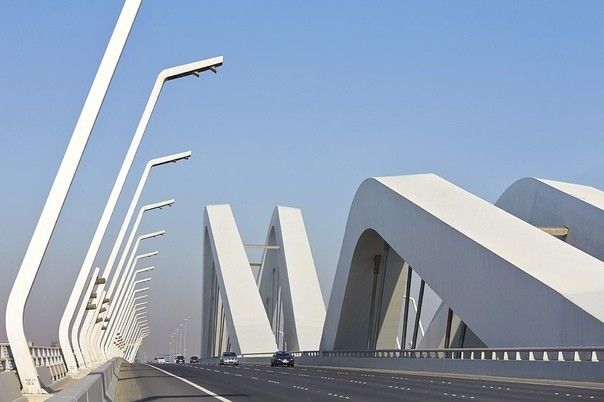 Мост Шейха Зайда в Абу-ДабиМост Шейха Зайда является четвёртым мостом, соединяющим материк и эмират Абу-Даби, располагающийся на острове. Мост назван в честь Шейха Зайда ибн Султан Аль Нахайяна, эмира Абу-Даби и первого президента Объединённых Арабских Эмиратов, управлявшего государством с 1971 по 2004 год.Над проектом моста работала архитектурная студия Захи Хадид. Мост длиной 842 метра обладает свойственным этой студии дизайном. Три основные арки на мосту напоминают песчаные дюны. По мосту организовано многополосное движение, созданы дополнительная аварийная полоса и пешеходная дорога.Мост Шейха Зайда открыт в 2010 году, после почти восьми лет строительства. Во время церемонии открытия президент ОАЭ Шейх Халифа выразил надежду на то, что новый мост будет символизировать непрерывное развитие государства, начатое под руководством Шейха Зайда.Совсем иначе строение выглядит в тёмное время суток, когда включается подсветка, над дизайном которой работал Роджер Ван дер Хайд (Rogier van der Heide) из студии Hollands Licht. Сейчас он, кстати, работает в компании Philips Lighting.