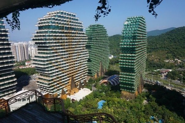 Beauty Crown Hotel в Санье (Китай)Гостиничный комплекс Beauty Crown Hotel, известный также, как "дома-деревья", расположен в китайской провинции Хайнань. Он возведен несколько лет назад и считается одним из самых крупных отелей в мире. Девять высотных башен, выполненных в стиле деревьев-пикселей из игры "Майнкрафт", вмещают почти 7 тысяч номеров.Отель позиционируется, как 7-звездочный, однако в составе комплекса есть и "обычные" 5-звездочные номера. Кроме этого в состав комплекса входят: торговый центр площадью 300 000 м2, конференц-центр площадью 6600 м2, 11 кинотеатров, спа-центр площадью 1800 м2, респектабельный яхт-клуб и 48 заведений питания.Строительство велось с 2012 по 2016 годы. Бюджет проекта составил свыше миллиарда долларов.#небоскребы #китай