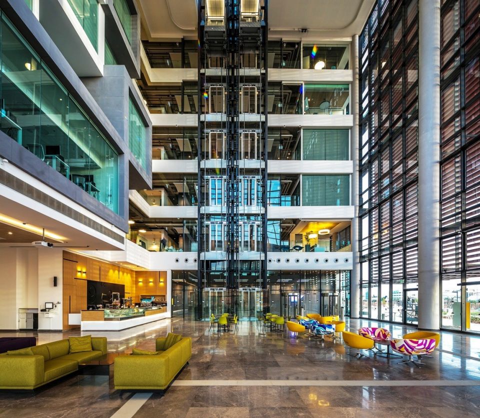 Проект штаб-квартиры SAP в ИзраилеПроект израильский штаб-квартиры SAP, известного разработчика программного обеспечения, выполнен в 2018 году компанией Yashar Architects. Здание площадью 15 400 квадратных метров расположено в расширяющейся промышленной зоне Раананы и спроектировано, как прозрачный параллелепипед с двойной стеклянной оболочкой. С восточной и южной сторон остекление дополнительно защищено жалюзийными системами.Принятые проектные решения соответствуют современным требованиям энергосбережения, особое внимание уделено контролю поступления солнечного света, учитывая климатические особенности страны.
