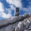 Экстремальный приют для альпинистов на вершине КанинВ Юлианских Альпах, расположенных на границе Италии и Словении, на вершине горы Канин в 2016 году построен небольшой приют, в котором можно провести ночь в относительно комфортных условиях.Конструкция, спроектированная архитектурной студией Любляны OFIS Arhitekti (Словения), доставлена на вершину вертолетом по частям. Сооружение установлено в положении, которое кажется со стороны неустойчивым, и надежно раскреплено растяжками.Постройка выполнена из дерева, обшитого алюминиевыми листами. Большие окна открывают захватывающий вид на величественные суровые Альпы. Сам домик состоит из небольшого холла, гостиной и места для отдыха. Одновременно там может поместиться до девяти человек.