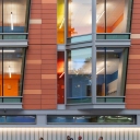 Школа с необычным фасадом в Нью-ЙоркеШкола для детей с особенностями развития, Cooke School, спроектирована архитектурной PBDW Architects и построена в 2020 году в районе Манхэттена в Нью-Йорке. Необычным и наиболее выдающимся внешним элементом здания является его фасад с яркими остекленными эркерами. За необычными окнами расположены самые разные помещения: классные комнаты, комнаты для терапевтических процедур и игр, зоны для отдыха. Выступающие отсеки с остеклением от пола до потолка и размещенными внутри скамейками - любимое место для общения детей.По информации разработчика проекта, даже сегодня значительная часть специальных школ Нью-Йорка плохо адаптирована для детей с различными отклонениями. Обычно они располагаются в бывших католических школах, и при реконструкции не всегда удается изменить ряд важных элементов: коридоры остаются слишком узкими, в помещениях не получается разместить специальную мебель и терапевтическое оборудование. В этом проекте архитекторы попытались создать условия для того, чтобы учащимся больше не приходилось затрачивать дополнительные силы на компенсацию своих физических особенностей.